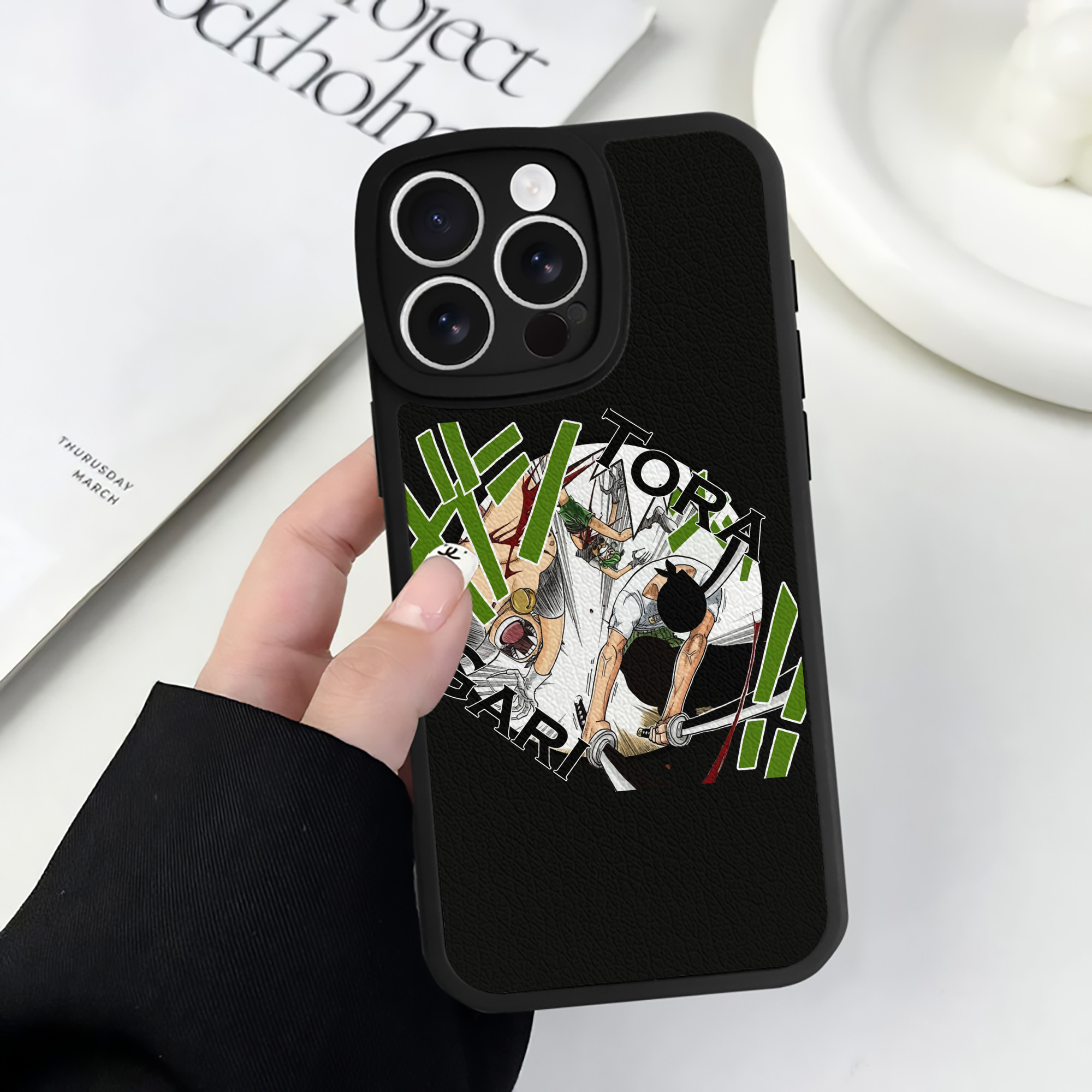 （画像用） ワンピース ロロノア・ゾロ ONE PIECE Roronoa Zoro 【iPhone 16シリーズ対応】シリコンスマホケース（レザー調） 材質：シリコン